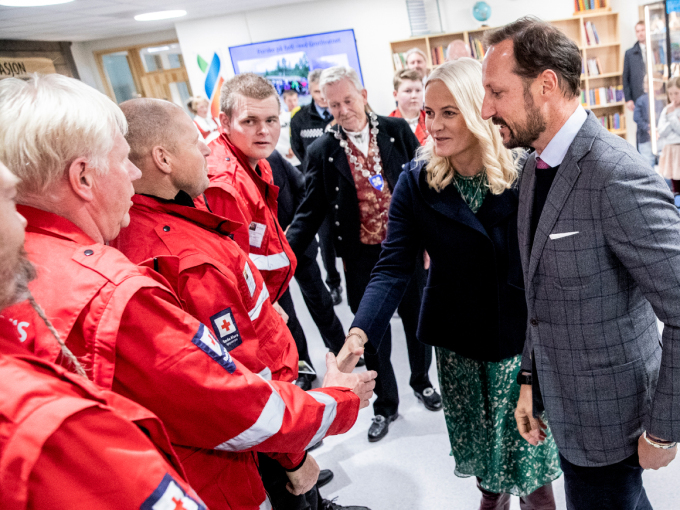 Kronprinsparet helsar på mannskap frå Raudekrossen som deltok i redningsarbeidet under flaumen i 2018. Foto: Stian Lysberg Solum / NTB scanpix